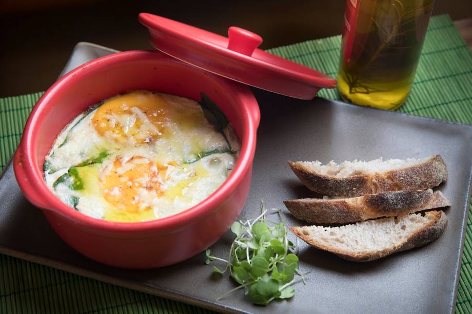 Panelinha de ovos: a sugestão chega quentinha, ao lado de fatias de pão sourdough