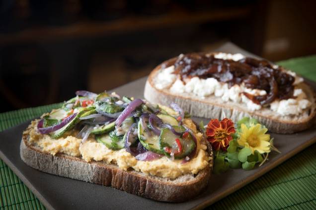 Tartines de queijo de cabra e de homus