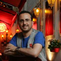 Isaac Azar enfrenta polêmica no Paris 6, onde pratos levam nomes