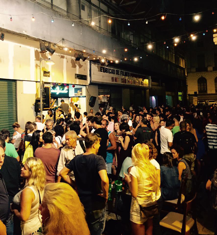 O evento Rivalzinho, em frente ao Teatro Rival, com uma pequena aglomeração de pessoas dançando