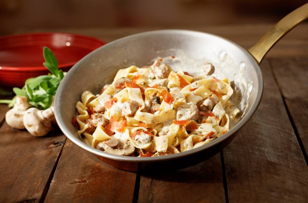 Abraccio Cucina Italiana; Papardelle com vitela, cogumelo e presunto crocante