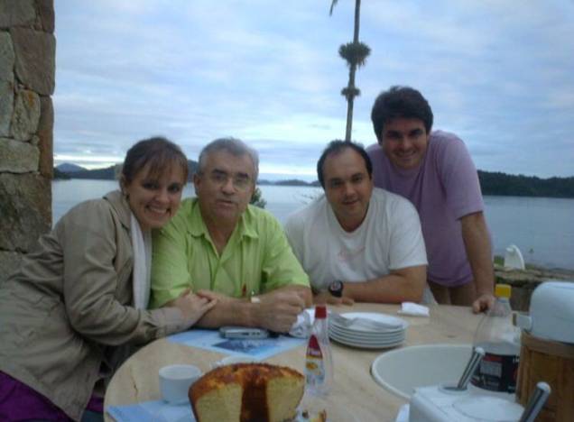Recordações do passado Itamar com os filhos Daniela, Claudio e Jomar