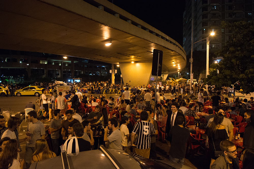 Ocupação das calçadas embaixo do viaduto Pedro Álvares Cabral
