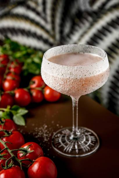 O roda presa: manjericão, tomate-cereja, aipo, citrus e crosta de sal de hortelã na taça (R$ 33,00)