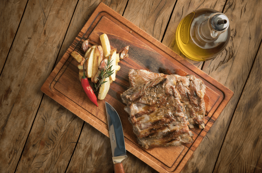 Costilla com batata rústica e molho roti – Pobre Juan