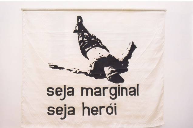 A célebre bandeira de Hélio Oiticica: exposta por Caetano no show em que foi preso com Gil, na boate Sucata, tido como o fim do movimento