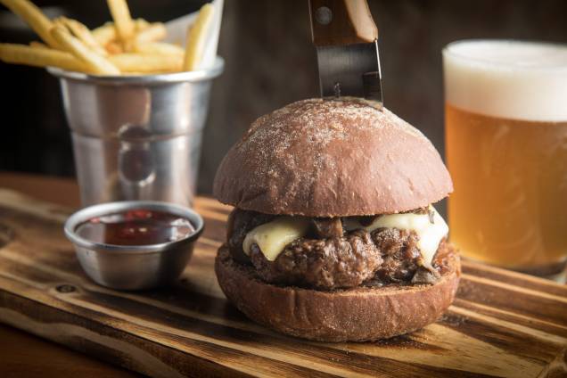 Hambúrguer pão de açúcar (R$ 29,00): carne, cogumelos, cebola caramelada e queijo emmental