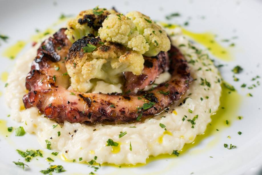 Polvo grelhado com risoto de couve-flor: alternativa ao macarrão