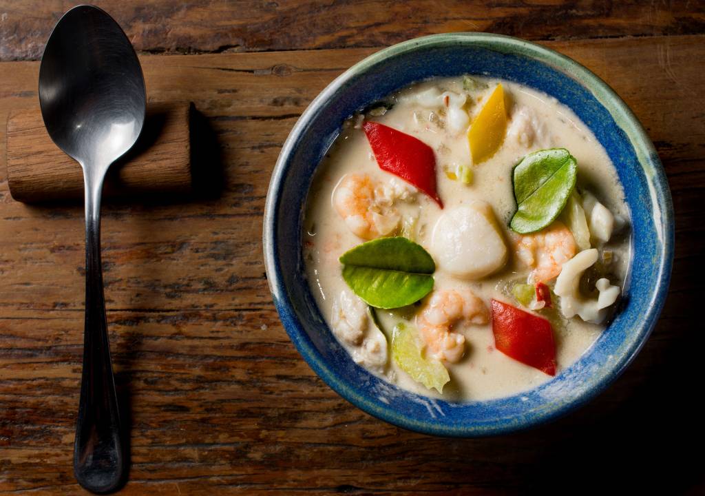 Nam Thai; gaeng ahan talê (camarão, lula e peixe em leite de coco com vegetais)