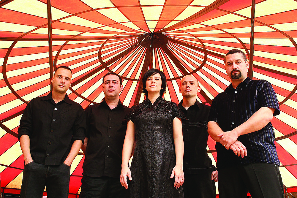 Fernanda Takai, John Ulhoa e demais integrantes da banda Pato Fu.