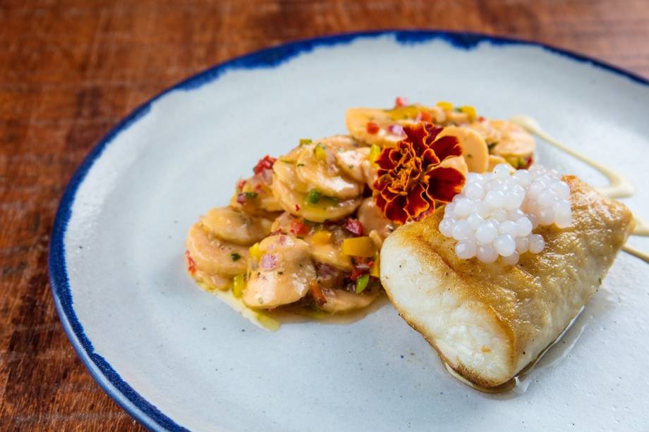 Peixe do grelhado com sagu de cachaça e ceviche de banana-da-terra