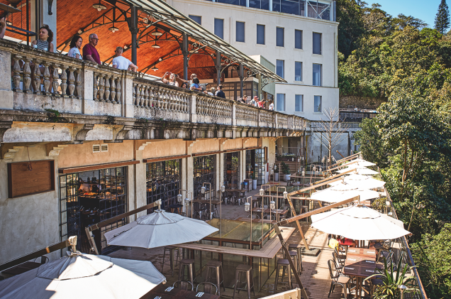 O antigo Hotel Paineiras abriga desde julho do ano passado um complexo turístico com loja de suvenires, restaurante e exposição permanente que se tornou uma atração à parte para quem visita o Cristo. Estrada Redentor, 7871, ☎ 2225-7036.