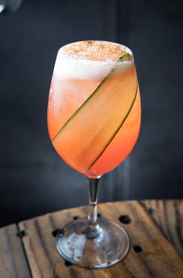 Eeeeeettaaa: vodca Absolut Vanilla, espumante, purê de morango, mix cítrico e pepino (R$ 24,90) Eeeeeettaaa: vodca Absolut Vanilla, espumante, purê de morango, mix cítrico e pepino (R$ 24,90)