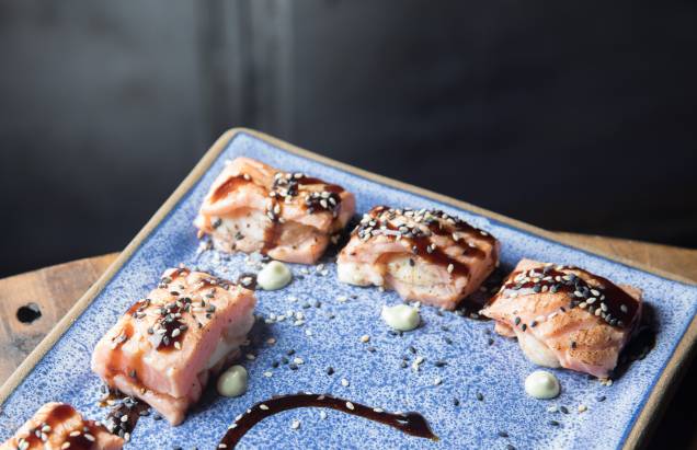 Japêtta: rolinho de salmão com camarão e cream cheese Japêtta: rolinho de salmão com camarão e cream cheese