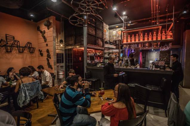 O atraente bar no salão interno O atraente bar no salão interno