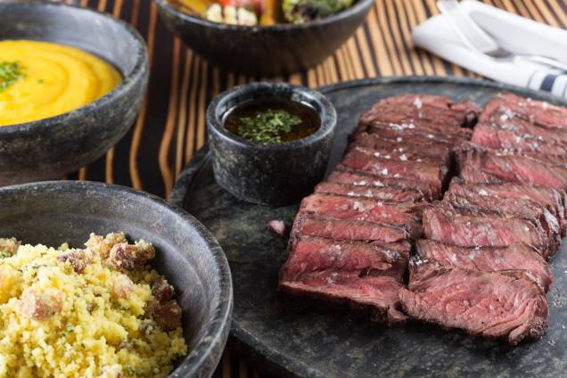 Denver steak, molho chimichurri, legumes, purê de baroa e farofa Denver steak, molho chimichurri, legumes, purê de baroa e farofa