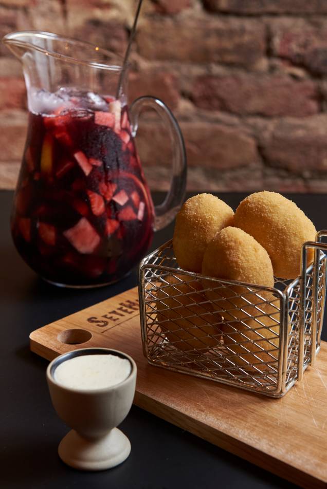 Sangria e bolinhos de polenta Sangria e bolinhos de polenta