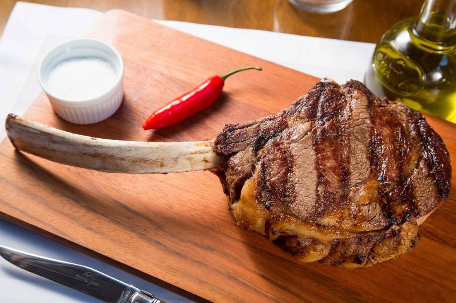 Tomahawk steak: pedido no Pobre Juan acompanha guarnição