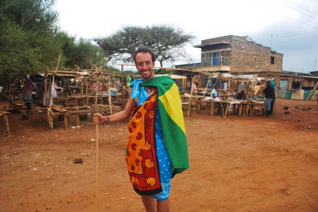 Gabriel vestido como os Masai