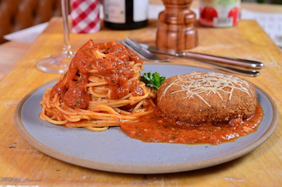 Polpettone servido ao lado de espaguete ao molho de tomate