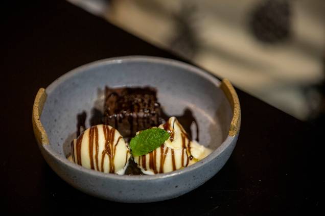 Fudge brownie, calda de chocolate amargo e sorvete de creme Fudge brownie, calda de chocolate amargo e sorvete de creme