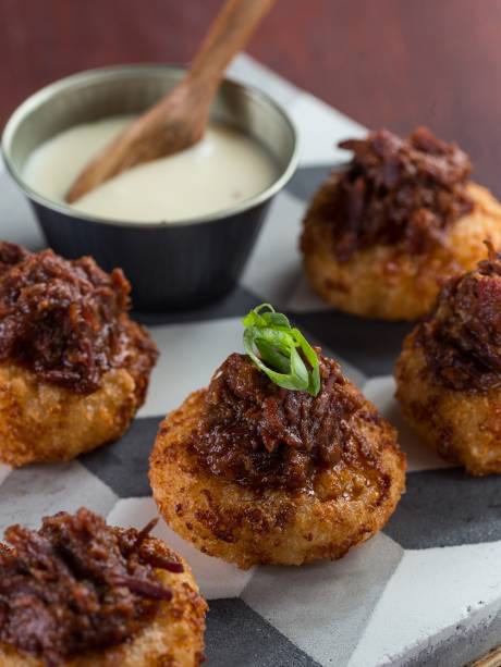 Bolinho de tapioca com carne-seca desfiada (R$ 32,00)