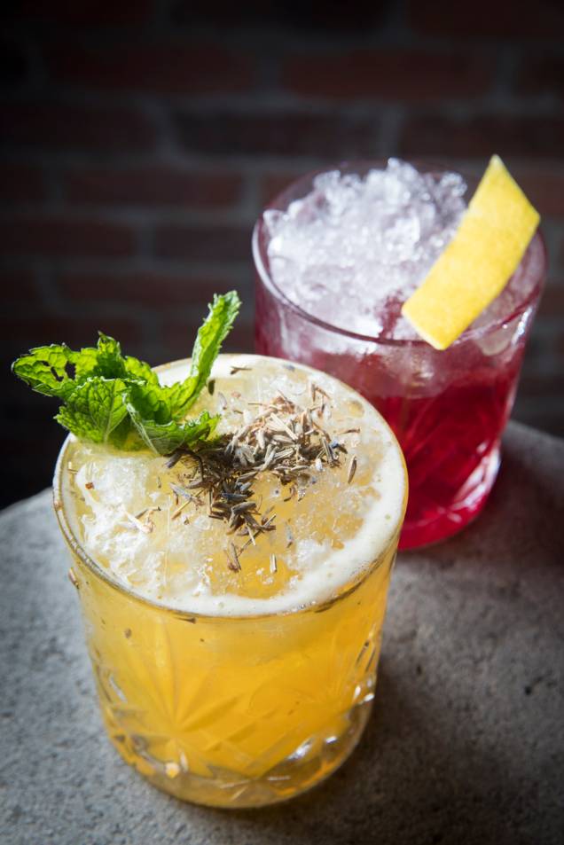 Drinques autorais:o bourbon & paixão (R$ 26,00, à frente), com uísque, maracujá, hortelã, mel e lavanda, e o rainha do pará (R$ 27,00), reunião de gim, bitter, licor de açaí, xarope de hibisco e limão-siciliano Drinques autorais:o bourbon & paixão (R$ 26,00, à frente), com uísque, maracujá, hortelã, mel e lavanda, e o rainha do pará (R$ 27,00), reunião de gim, bitter, licor de açaí, xarope de hibisco e limão-siciliano
