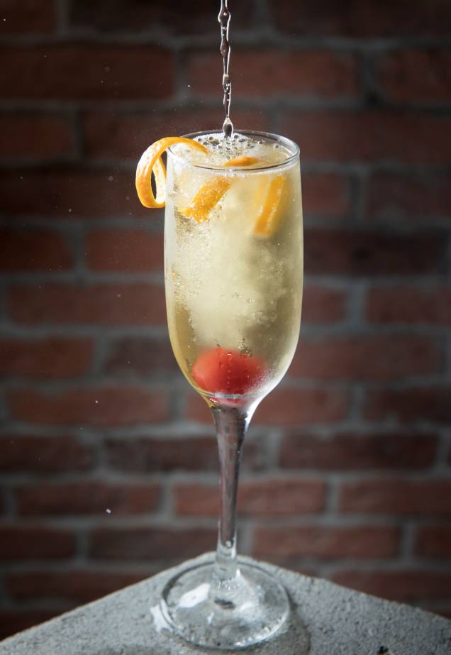 55/cocktail (R$ 24,00): espumante, cachaça, óleo saccharum (espécie de azeite) de laranja e Angostura 55/cocktail (R$ 24,00): espumante, cachaça, óleo saccharum (espécie de azeite) de laranja e Angostura