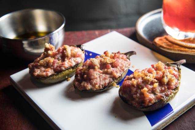 Jiló com linguiça (R$ 27,00): inventivo e saboroso Jiló com linguiça (R$ 27,00): inventivo e saboroso