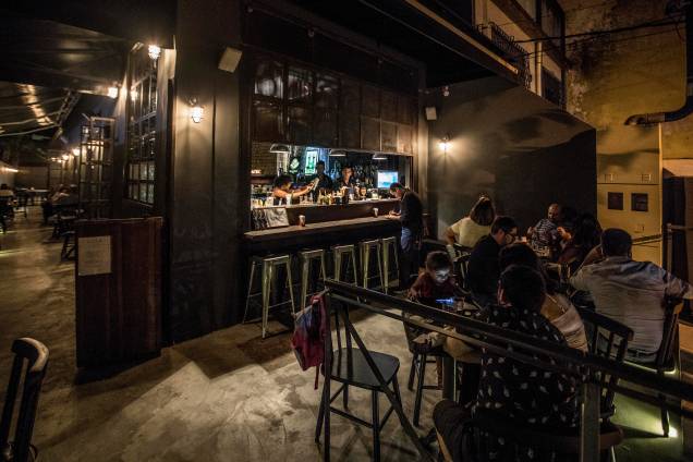 O bar voltado para o deque externo O bar voltado para o deque externo