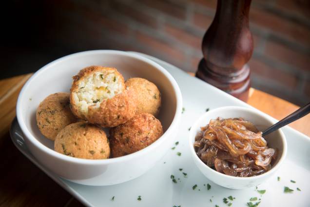 Para beliscar: bolinhos de arroz com queijo e caramelo de cebola picante (R$ 18,00, seis unidades)