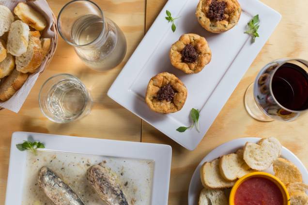 Para beliscar entre goles: suflê de bacalhau, sardinhas e tomate confit Para beliscar entre goles: suflê de bacalhau, sardinhas e tomate confit