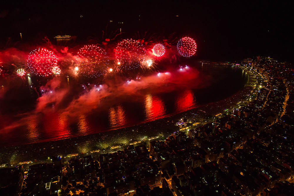Show de fogos de artifício na orla da praia de Copacabana