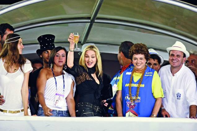 Mr. Cabral: Dilma Rousseff e Madonna se esbarraram no Camarote Nº 1 no Carnaval de 2010. Também presente, Sérgio Cabral, em um inglês macarrônico, disse que a cantora amou encontrar a “primeira mulher presidente do Brasil”, profecia que se cumpriu oito meses depois. Há quem diga que Cabral estava alcoolizado quando deu a entrevista. O vídeo está no <a href="https://www.youtube.com/watch?v=d_S7VtdlwGM">YouTube</a>.