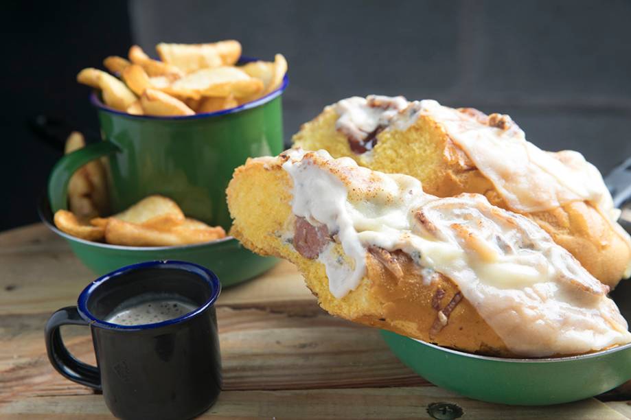 Dinamarquês: cachorro-quente de linguiça de pernil defumada com três queijos (R$ 28,00) Dinamarquês: cachorro-quente de linguiça de pernil defumada com três queijos (R$ 28,00)