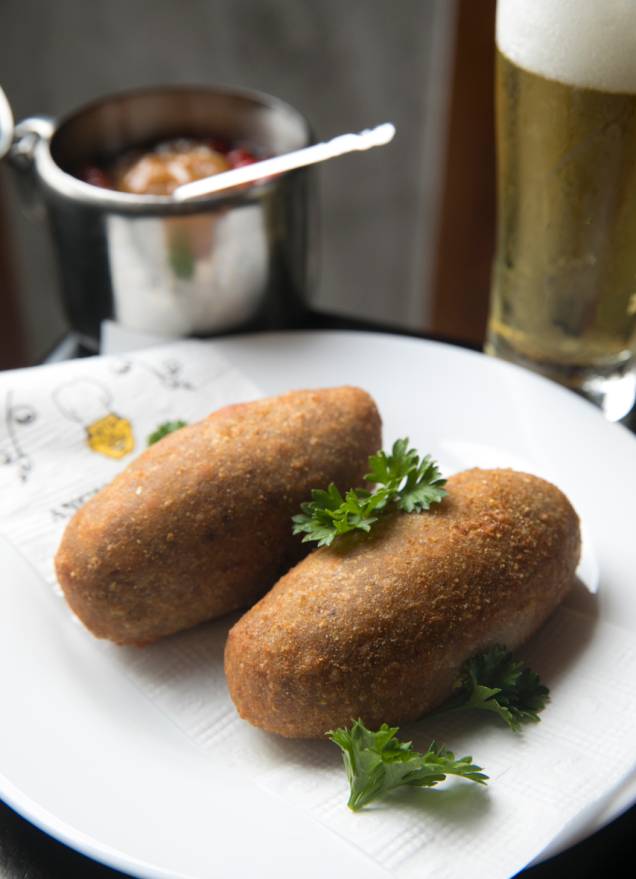 Bolinho de angu com gorgonzola (R$ 6,50)