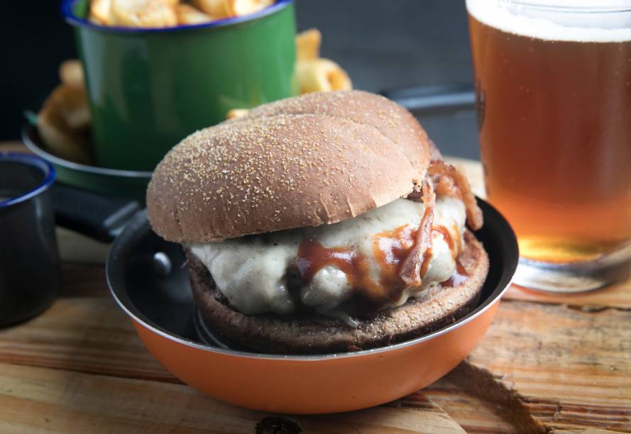 Hambúrguer clássico (R$ 20,00): blend de fraldinha e costela, queijo, barbecue e cebolas fritas no pão de batata Hambúrguer clássico (R$ 20,00): blend de fraldinha e costela, queijo, barbecue e cebolas fritas no pão de batata