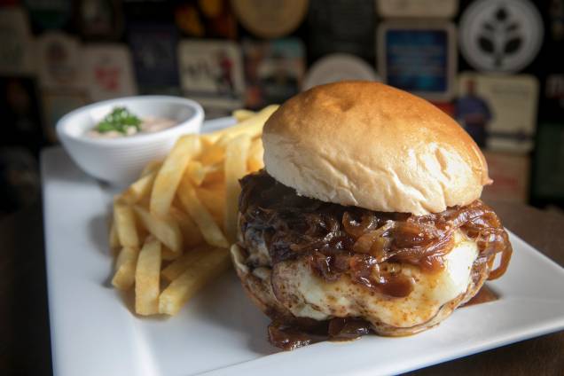 Mureta Burguer: fraldinha com mussarela, maionese e cebola caramelada na cerveja preta (R$ 27,90)