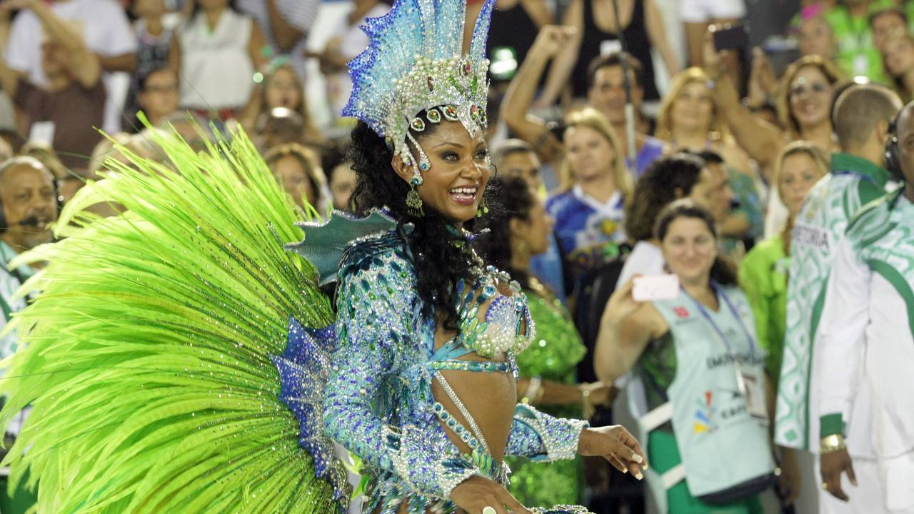 A imagem mostra a rainha de bateria da Mocidade Independente de Padre Miguel desfilando na Sapucaí