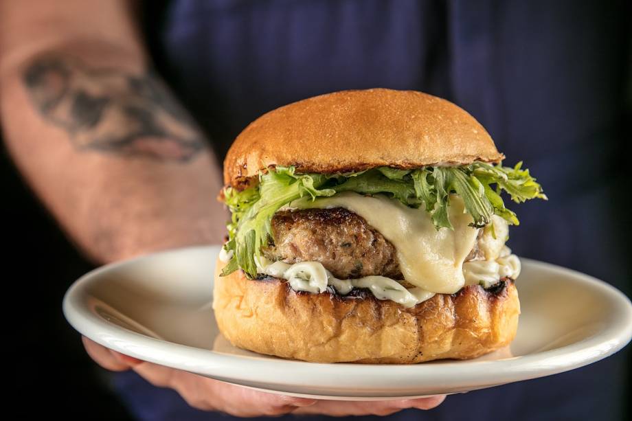 Hambúrger suíno, maionese de manjericão, queijo meia-cura e salada