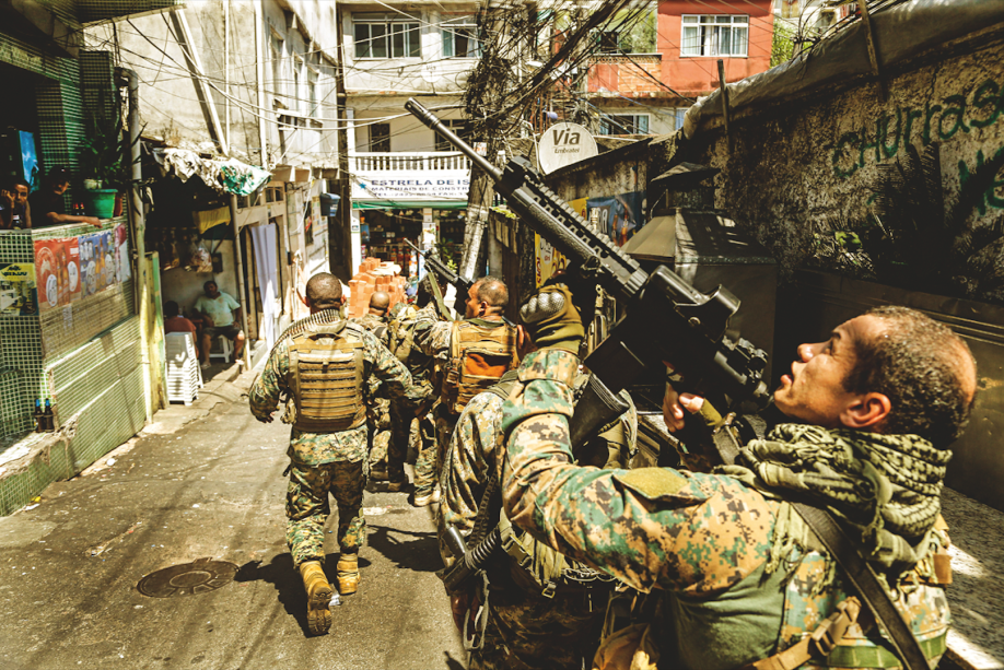 ROCINHANo último dia 2, PMs da UPP e traficantes se enfrentaram na Rua 4 da comunidade. Dois homens foram baleados e levados para o Hospital Miguel Couto. Um morreu e o outro foi preso. A favela de São Conrado foi o segundo local com o maior número de tiroteios registrados em janeiro, de acordo com o aplicativo Fogo Cruzado. Naquele mês, um confronto que ocorreu ali teve reflexos no vizinho Morro do Vidigal, levou a protestos de moradores e fechou a Avenida Niemeyer.