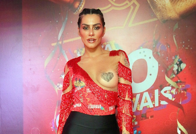 cleo pires - adesivo seios - Carnaval 2018