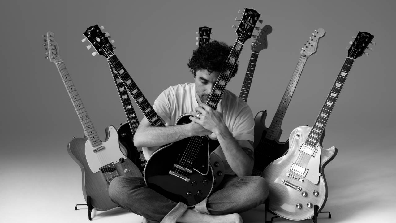 O músico Davi Moraes cercado por oito guitarras