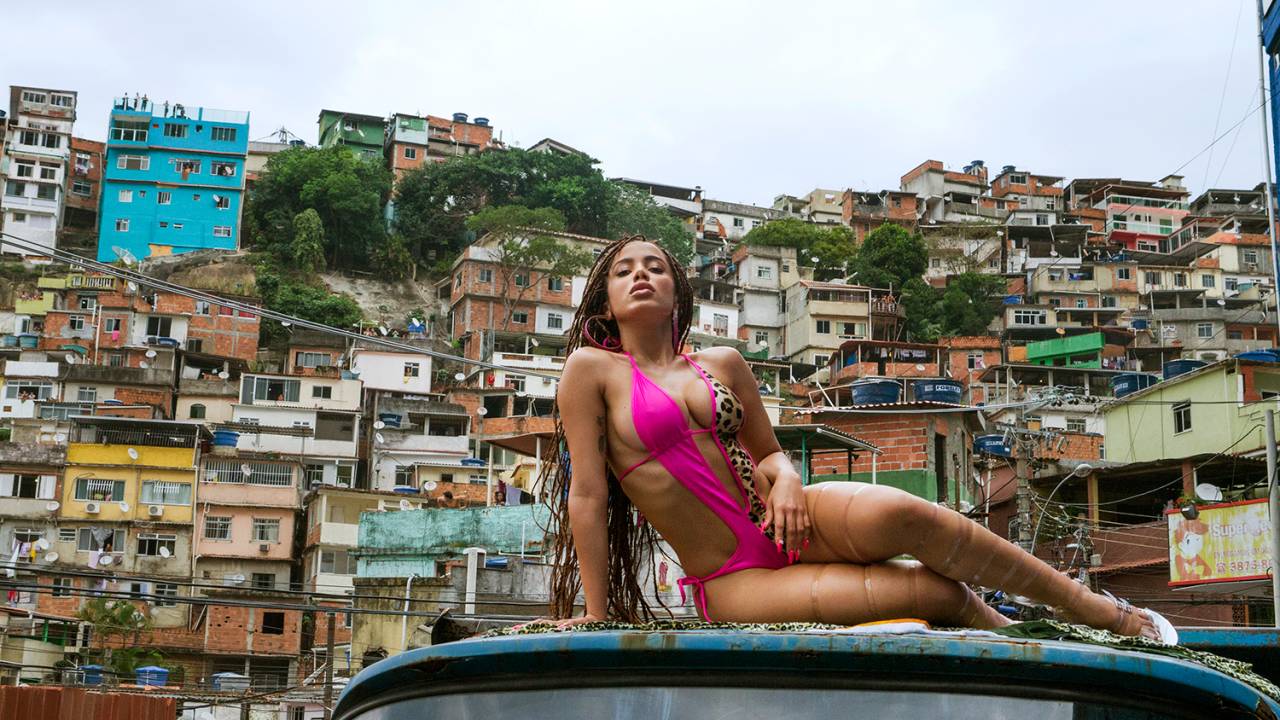cantora Anitta de maiô na favela