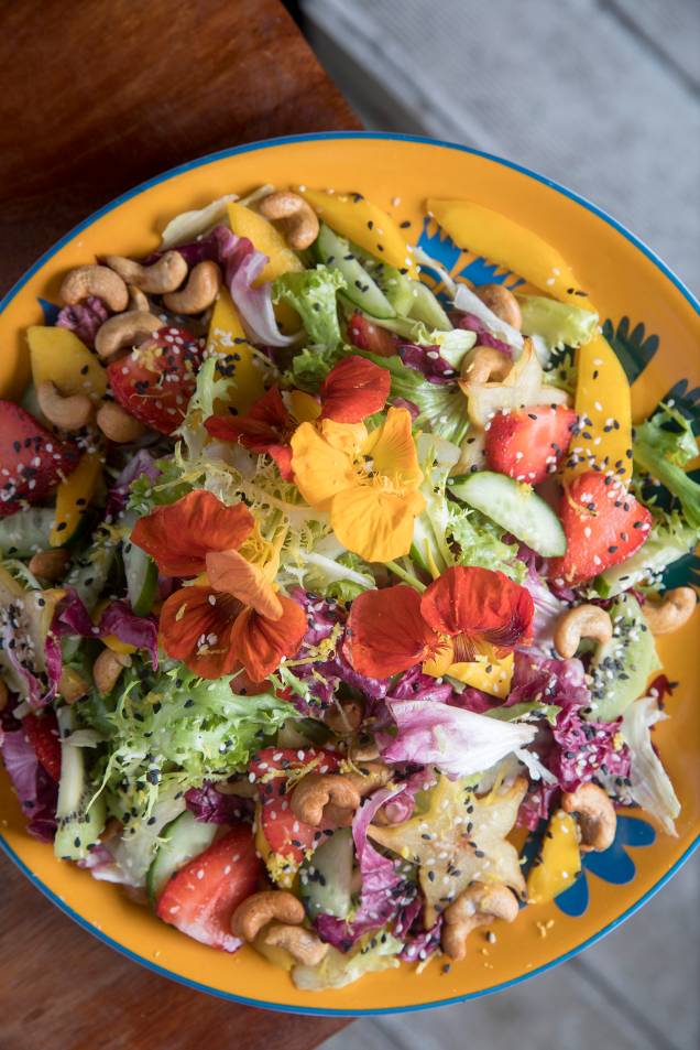Aloha: a salada de folhas frescas com frutas, pepino e castanha-de-caju (R$ 39,00) é opção refrescante de entrada Aloha: a salada de folhas frescas com frutas, pepino e castanha-de-caju (R$ 39,00) é opção refrescante de entrada