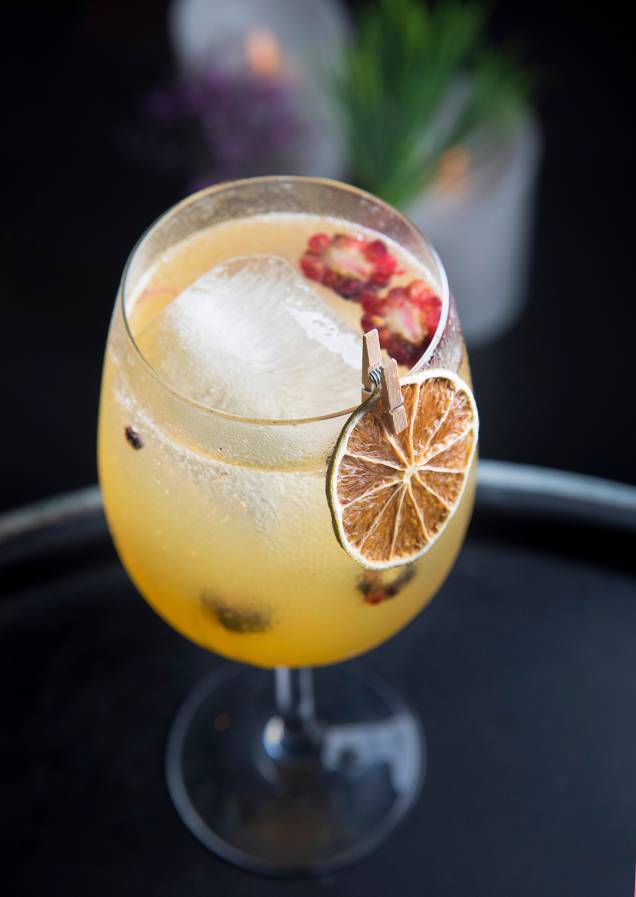 Tahiti feelings: spritz de licor 43, limão-taiti, amora e espumante (R$ 27,00). Tahiti feelings: spritz de licor 43, limão-taiti, amora e espumante (R$ 27,00).