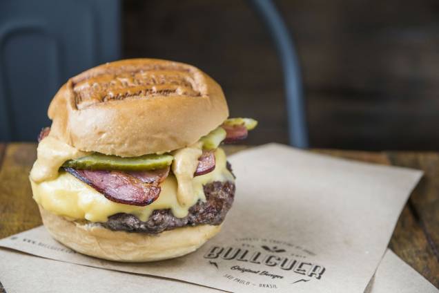 Lumberjack: hambúrguer bovino, queijo, bacon, picles e molho da casa