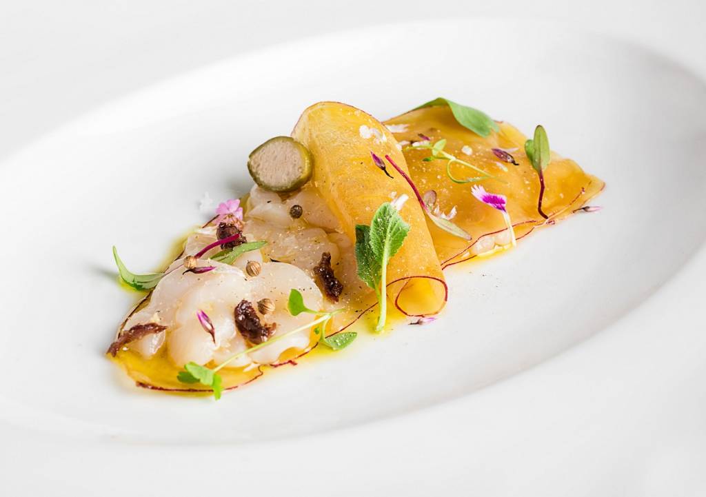 Olympe_Ceviche de Vieiras com Batata Doce Agridoce Flores