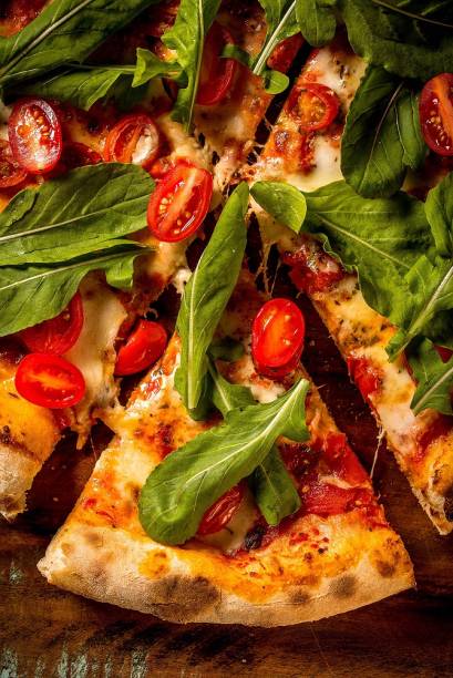 Pizza caprese: mussarela, tomate-uva e rúcula