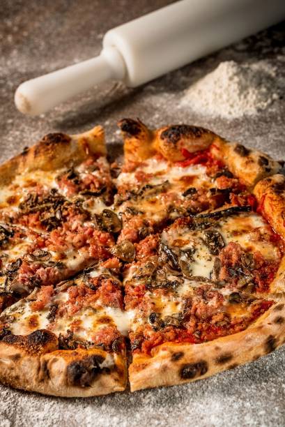 Pizza campania: mussarela, linguiça artesanal e cogumelos